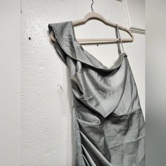 Lulu's Showing Off a Little Sage Green Asymmetrical Tulip Midi Dress M Wedding - Picture 8 of 11